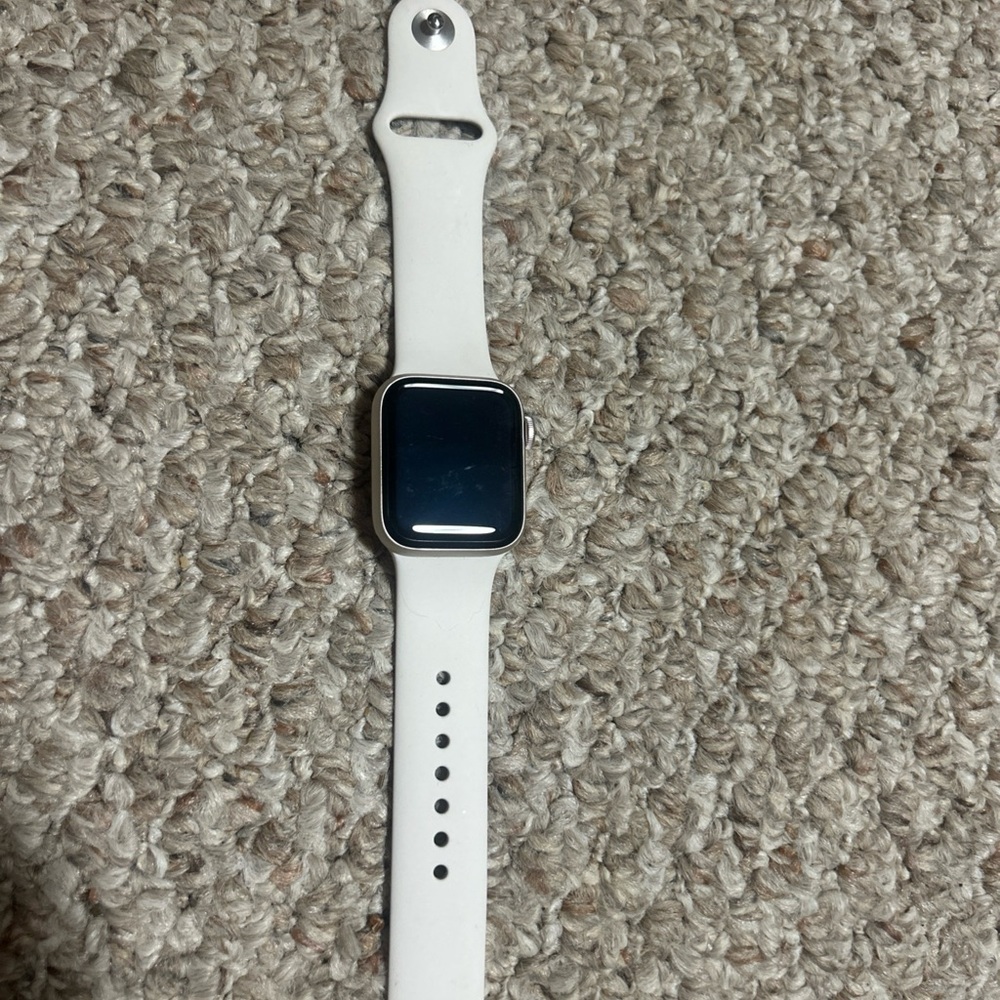Apple Watch SE GPS (2024) 40mm
Starlight Aluminum Case with Starlight
Sport Band